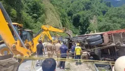 उत्तराखंड : ऋषिकेश-गंगोत्री हाईवे पर कांवड़ियों को ले जा रहा ट्रक पलटा, सीएम धामी ने हादसे पर जताया दुख 