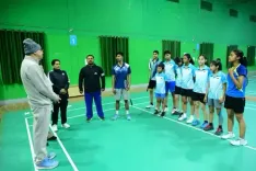 उत्तराखंड: सुबह की सैर पर निकले मुख्यमंत्री पुष्कर सिंह धामी ने बच्चों के साथ खेली बैडमिंटन 