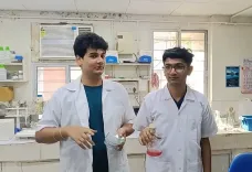 वडोदरा के छात्रों की अद्भुत खोज: समुद्र के बैक्टीरिया जो अंधेरे में चमकते हैं