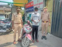 नोएडा में मोबाइल स्नैचर गिरफ्तार: चोरी की स्कूटी, 2 मोबाइल और चाकू बरामद