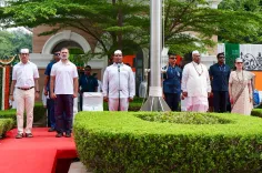 वंदे मातरम विवाद: खड़गे, सोनिया और राहुल गांधी के खिलाफ मुंबई पुलिस में शिकायत, FIR की मांग
