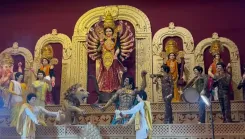 क्या वाराणसी में दुर्गा पूजा पंडाल देशभक्ति के रंग में रंगे हैं?