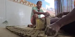 क्या वाराणसी के कुम्हारों के चेहरों पर मुस्कान लौट आई है, पारंपरिक दीयों की मांग में वृद्धि?