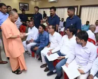 वाराणसी में सीएम योगी का पहला 'जनता दरबार', सुनी लोगों को शिकायतें