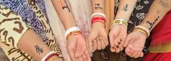 क्या वाराणसी में महिलाओं ने 'आई लव महादेव' का टैटू बनवाया है?