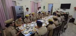 क्या वाराणसी में पुलिस कमिश्नर ने महिला सिपाहियों के साथ भोजन कर उनकी समस्याएं सुनीं और सम्मानित किया?