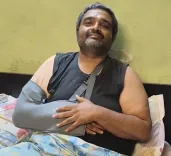 क्या वाराणसी में पुलिस ने एक अधिवक्ता को बुरी तरह पीटा?