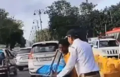 मुंबई: सिंदूर ब्रिज के पास साइकिल पलटाने का वीडियो वायरल, ट्रैफिक कांस्टेबल निलंबित