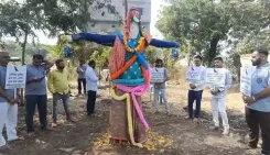 विजयादशमी पर छत्रपति संभाजीनगर में शूर्पणखा दहन, पत्नी पीड़ित पुरुष आश्रम ने पुरुष आयोग की मांग उठाई