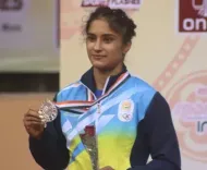 विनेश फोगाट: कॉमनवेल्थ गेम्स में 3 गोल्ड जीतने वाली पहली भारतीय महिला रेसलर, पेरिस में अयोग्यता का दर्द