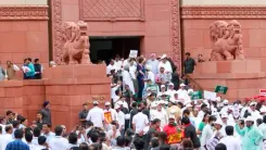 चुनाव आयोग के खिलाफ इंडिया ब्लॉक का मार्च, सांसद बोले- देश पूछ रहा लोकतंत्र के नाम पर ये क्या हो रहा है?