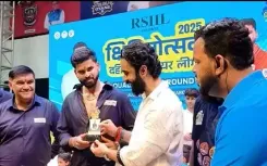 विरार में श्रेयस अय्यर को देखने के लिए उमड़ी भीड़, सेल्फी के लिए फैंस के बीच लगी होड़ 