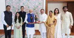 शिवसेना सांसद संजय देशमुख ने परिवार संग PM मोदी से की मुलाकात, भेंट की विट्ठल-रुक्मिणी प्रतिमा