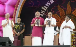 विश्व सेवा दिनम् पर उपराष्ट्रपति राधाकृष्णन: अमृतपुरी में अम्मा के 73वें जन्मदिवस पर नेपाल को ₹2 करोड़ की बाढ़ राहत
