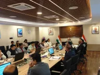 डीएफएस सचिव की हैदराबाद में बड़ी बैठक: डिजिटल धोखाधड़ी, फर्जी खाते और 'म्यूलहंटर AI' पर फोकस