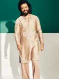 आशा भोसले को याद कर भावुक रितेश देशमुख, कहा- 'आशा आई' मेरी मां की तरह थीं