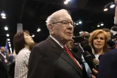 Warren Buffett shares views on tariffs, AI, dollar depreciation, and Berkshire Hathaway’s cash reserves at annual meeting