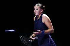 क्या एनिसीमोव ने स्वियाटेक को हराकर डब्ल्यूटीए फाइनल्स सेमीफाइनल में जगह बनाई?