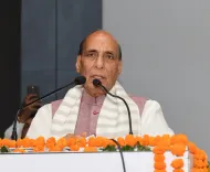 राजनाथ सिंह का आगरा में आह्वान: 'जाति-धर्म के नाम पर भड़काने वालों से सावधान रहें'