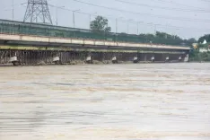 What is the current status of the Yamuna water level at Old Railway Bridge?