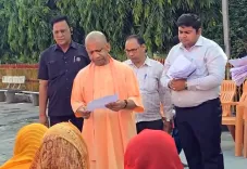 सीएम योगी का गोरखपुर जनता दर्शन: 200 लोगों की सुनी फरियाद, आवास और इलाज का दिया भरोसा