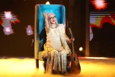 Did Zeenat Aman Just Transport Us Back in Time with ‘Dum Maaro Dum’ on Stage?