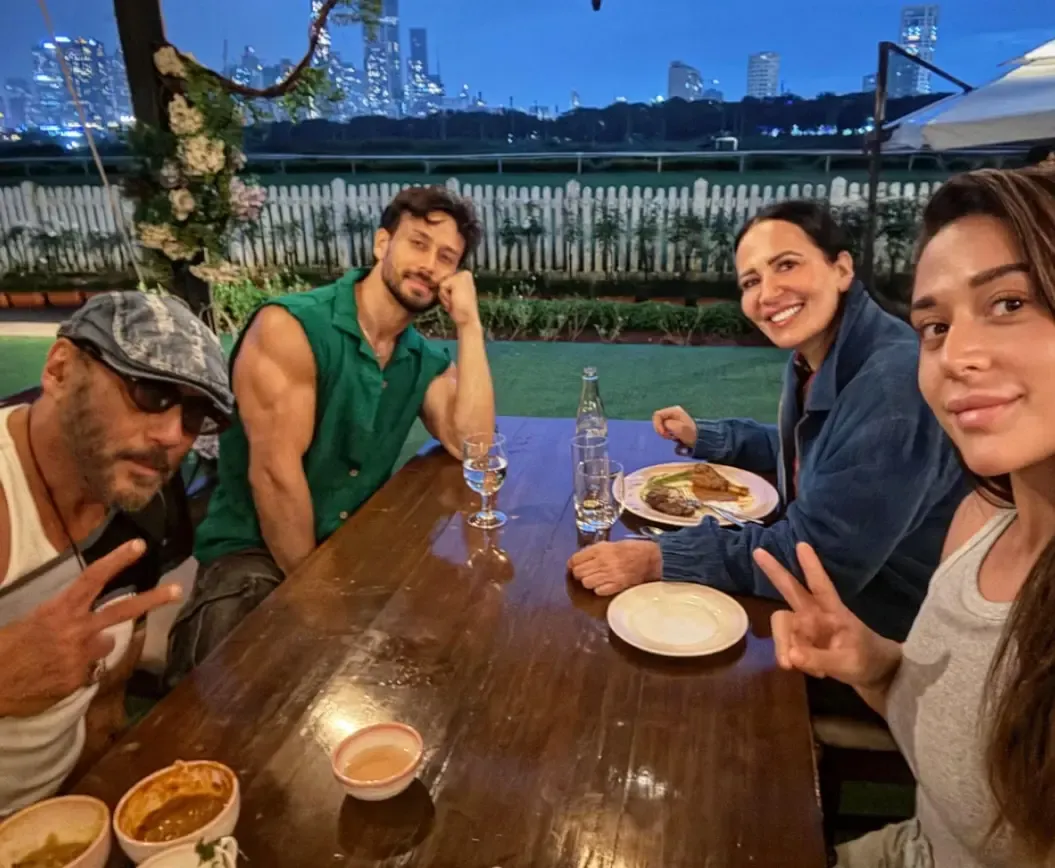 Did Tiger Shroff Enjoy a Cozy Dinner with His Family?