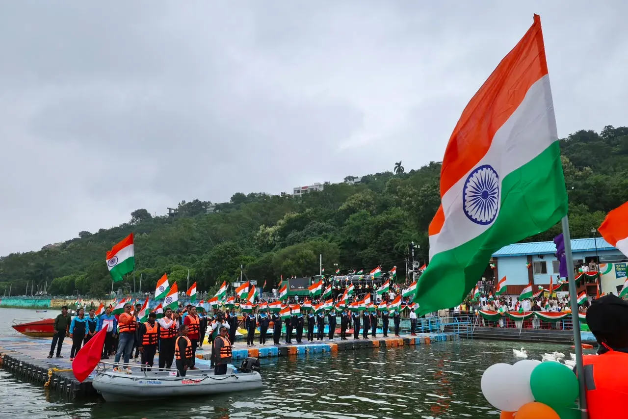 भोपाल के बड़े तालाब पर देश का पहला फ्लोटिंग तिरंगा, CM मोहन यादव ने नौका यात्रा का किया शुभारंभ