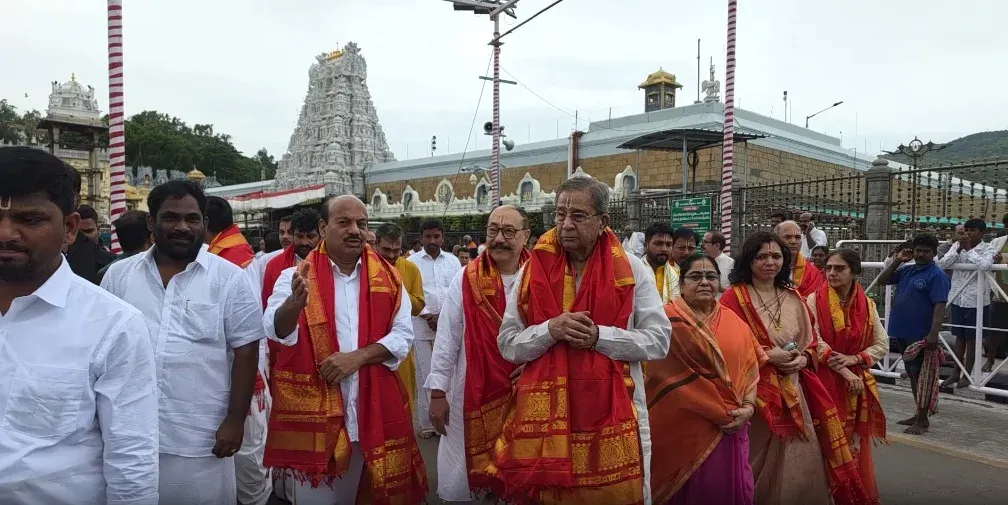 तिरुमाला मंदिर में घनश्याम तिवारी: 23 सदस्यीय संसदीय दल ने की विकसित भारत 2047 के लिए प्रार्थना