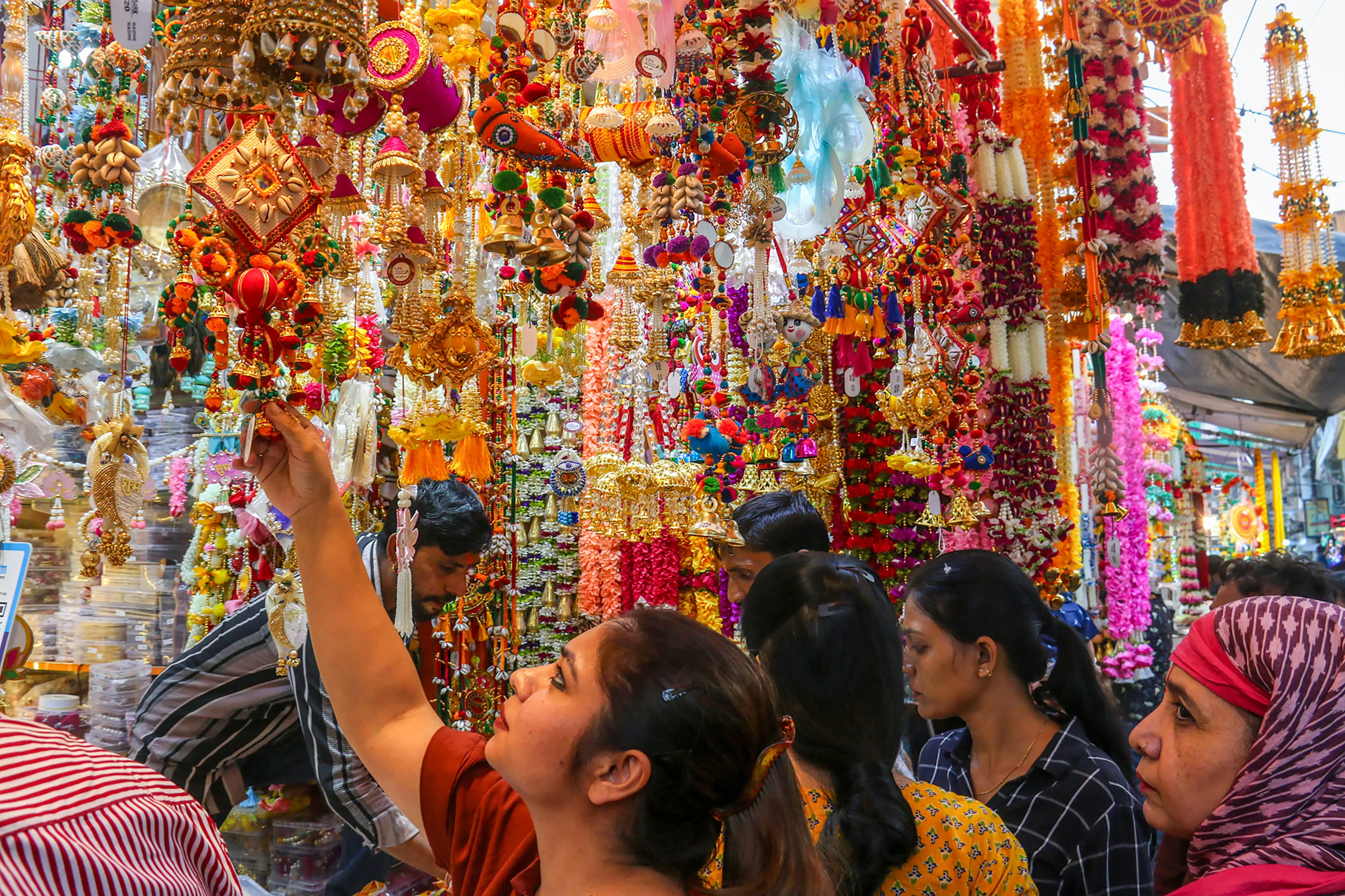 Why Are Tiruppur Knitwear Units Delaying Diwali Bonuses?