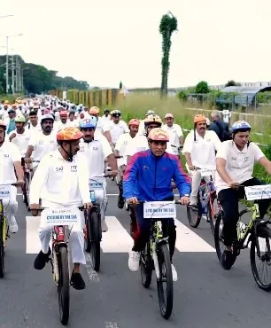 फिट इंडिया मूवमेंट: मांडविया ने तिरुवनंतपुरम में 250 साइकिलिस्टों के साथ 'साइकिलिंग बाय द सी' में भाग लिया