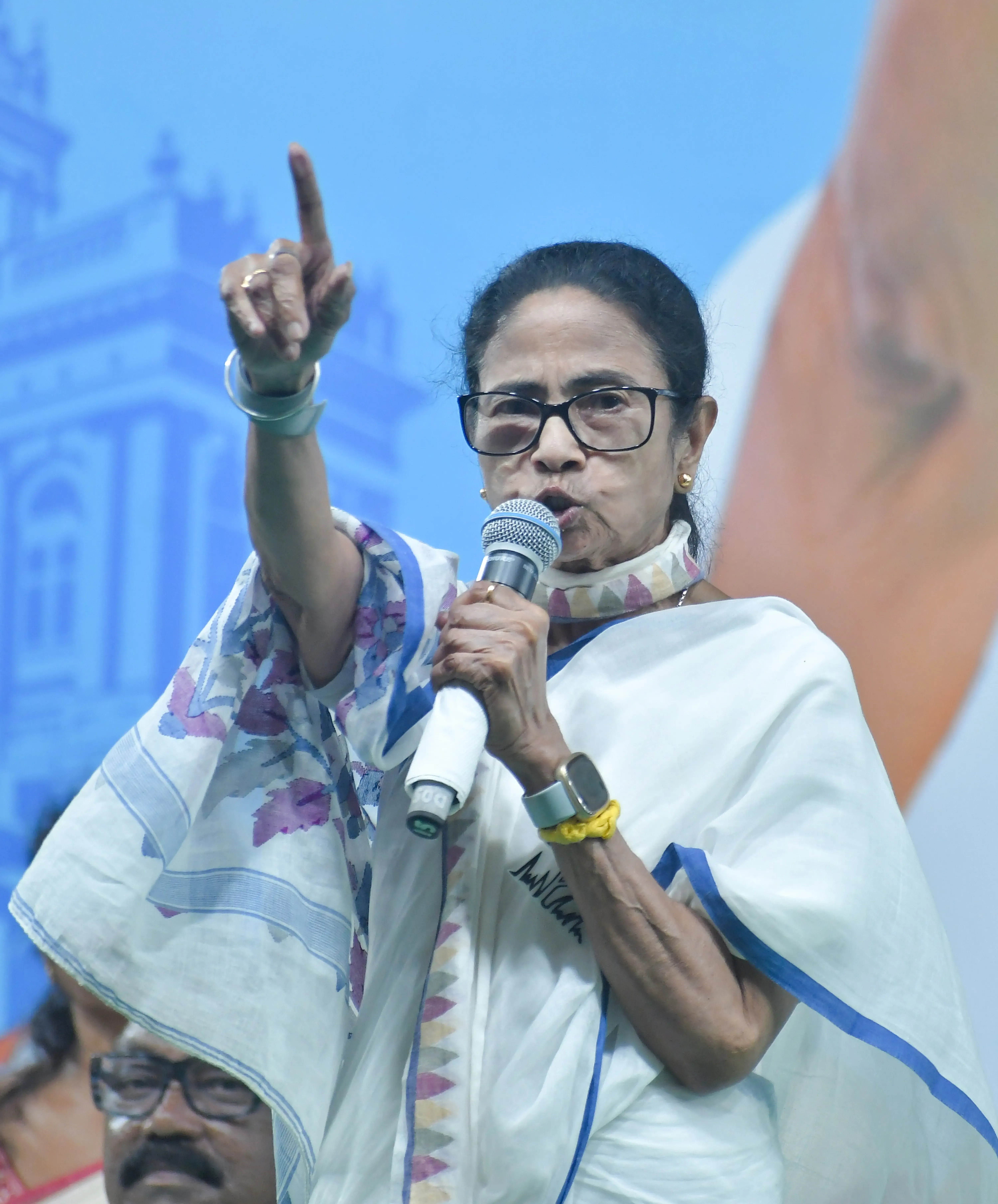 टीएमसी ने चुनाव आयोग में भाजपा उम्मीदवार पर रिश्वत देने का आरोप लगाया