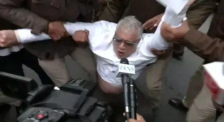 टीएमसी सांसदों ने ईडी की छापेमारी के खिलाफ दिल्ली में किया प्रदर्शन, पुलिस ने हिरासत में लिया 
