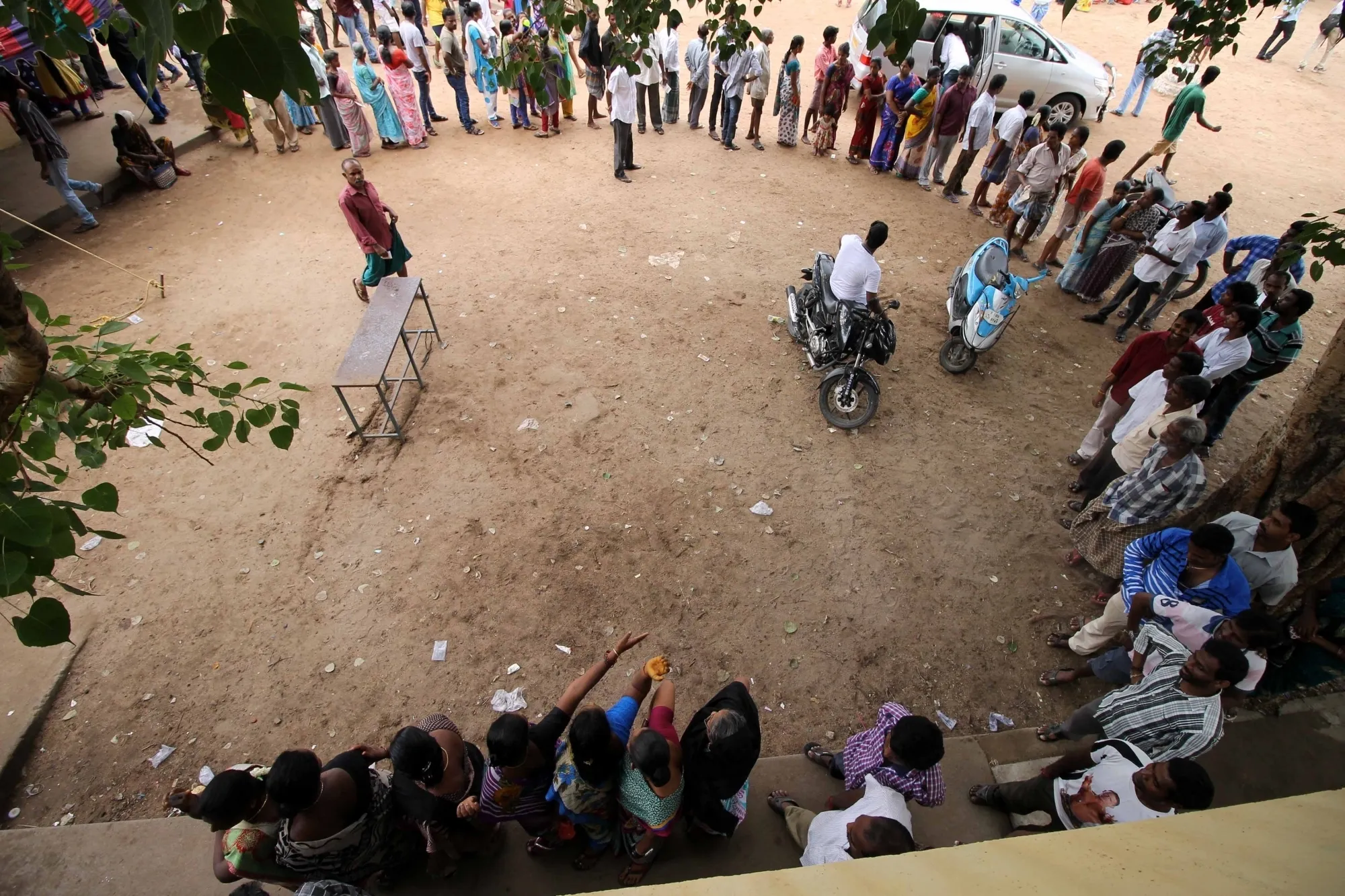 Why is the confusion over 2005 voter roll details delaying SIR form submissions?