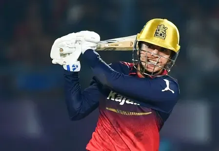 How did Smriti Mandhana perform so valiantly despite being ill?