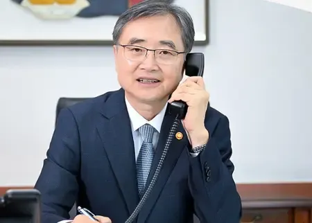 How are South Korea and Britain's top diplomats enhancing bilateral ties?