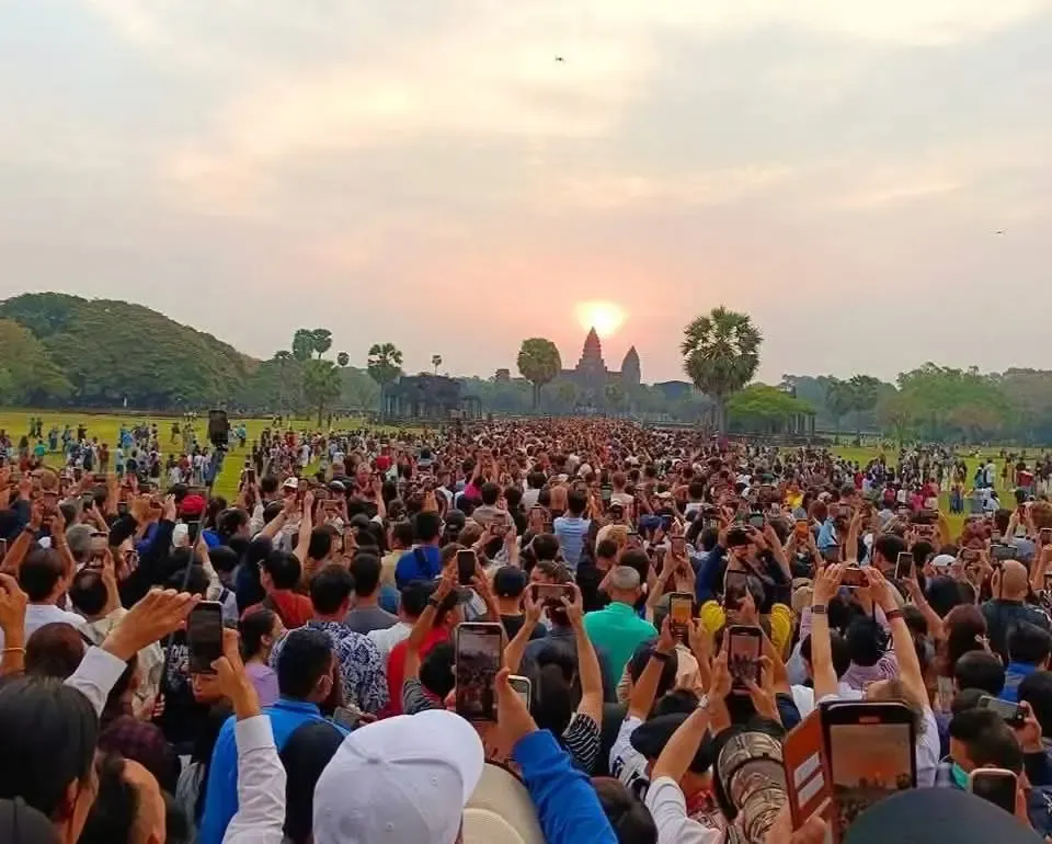 Visitors Flock to Angkor Wat for Equinox Sunrise