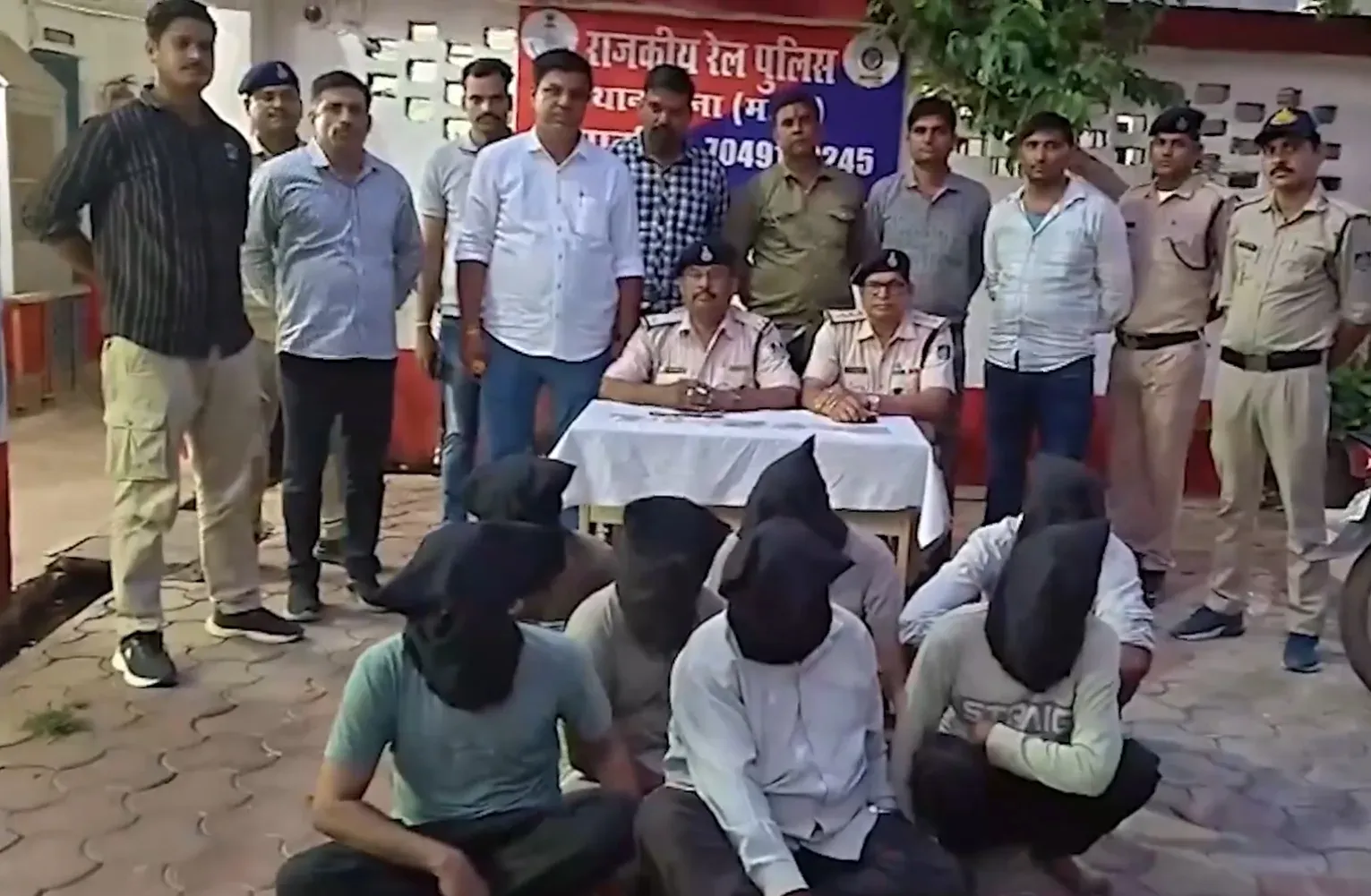 गुना में ट्रेन चोरी गैंग का भंडाफोड़: 9 अंतरराज्यीय आरोपी गिरफ्तार, ₹15 लाख के सोने के गहने बरामद