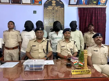 नवादा में लोन ठगी के 4 साइबर अपराधी गिरफ्तार, 7 मोबाइल और फिंगरप्रिंट मशीन बरामद