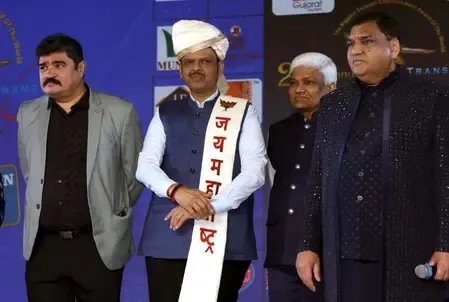 ट्रांसमीडिया गुजराती अवॉर्ड्स : हितु कनोडिया बने बेस्ट एक्टर, सीएम फडणवीस ने की शिरकत 