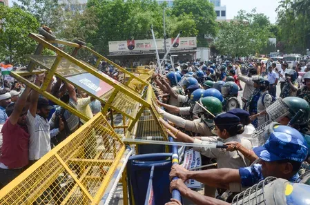 बीपीएससी टीआरई 4.0 नोटिफिकेशन में देरी: शिक्षा मंत्री मिथिलेश तिवारी की अभ्यर्थियों से आंदोलन छोड़ने की अपील, पटना में पुलिस ने छात्र नेताओं को हिरासत में लिया