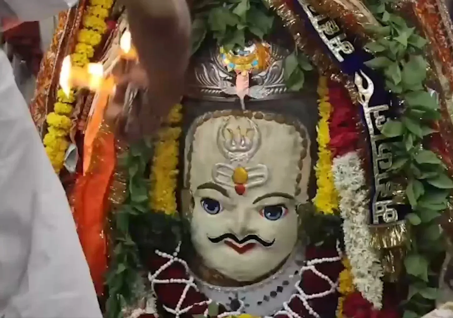 महाकालेश्वर मंदिर में भव्य भस्म आरती: त्रिपुंड-चंद्रमा से सजे बाबा, मावे-ड्राईफ्रूट का विशेष शृंगार
