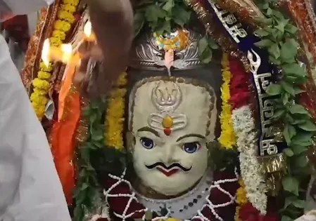 महाकालेश्वर मंदिर में भव्य भस्म आरती: त्रिपुंड-चंद्रमा से सजे बाबा, मावे-ड्राईफ्रूट का विशेष शृंगार