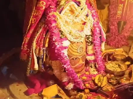 उज्जैन: त्रिपुंड और त्रिशूल से सजे बाबा महाकाल, भस्म आरती के बाद दिए भक्तों को अद्भुत दर्शन