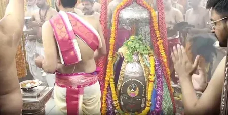 महाकाल का दिव्य शृंगार: त्रिपुंड, चंद्रमा, मुंड माला और भांग से सजे बाबा, भस्म आरती में उमड़े श्रद्धालु