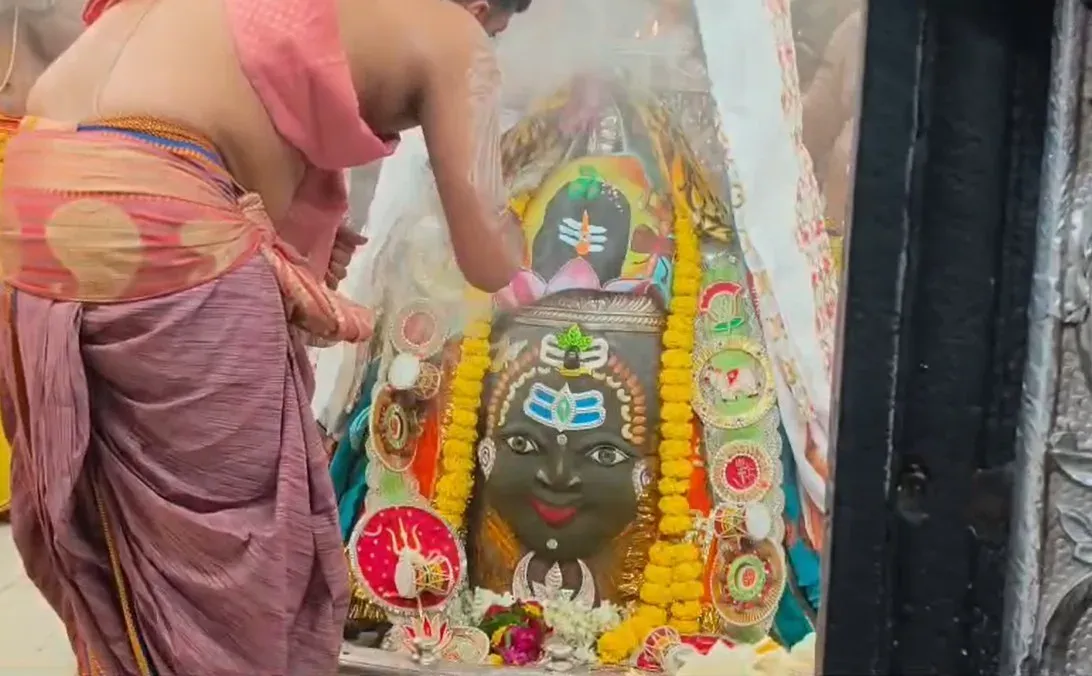महाकाल की भस्म आरती: त्रिपुंड, रजत मुकुट और मुंडमाला से सजे बाबा, श्रावण द्वितीया पर उमड़े श्रद्धालु