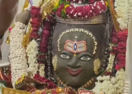 त्रिपुंड, त्रिनेत्र और भांग से बाबा महाकाल का राजा स्वरूप में शृंगार, भस्म आरती में बड़ी संख्या में श्रद्धालु मौजूद