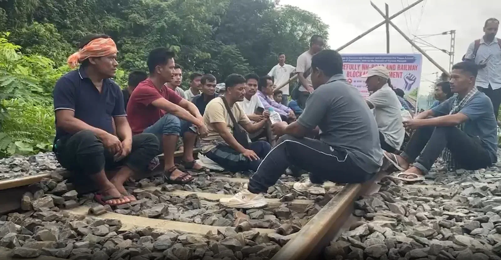 त्रिपुरा में आत्मसमर्पित उग्रवादियों का 72 घंटे का सड़क-रेल जाम, पुनर्वास वादे न पूरे होने पर आक्रोश