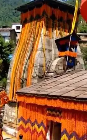 त्रियुगी नारायण मंदिर: तीन युगों से जल रही है शिव-पार्वती विवाह की अखंड धुनी