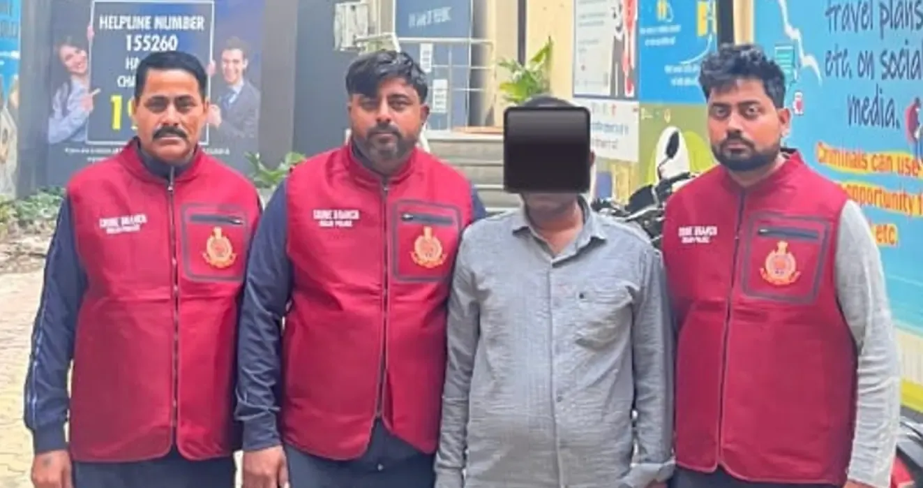 Who are the two cyber fraudsters arrested by Delhi Police in a Rs 50 lakh investment scam?